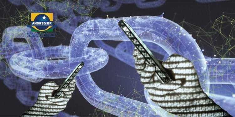 Manos con teléfonos inteligentes, logo de ANOREG y fondo de blockchain. Composición por CriptoNoticias. Fuentes:  anoreg  /  anoreg.org  ;  undefined  /  freepik.es  ;  iLexx  /  elements.envato.com  ;  twenty20photos  /  elements.envato.com .